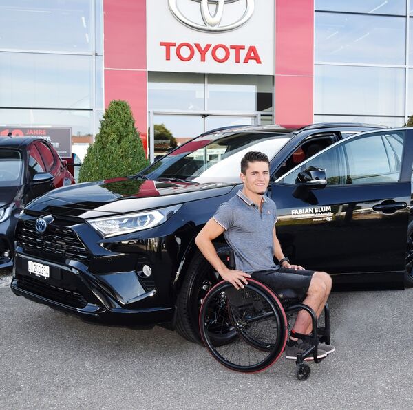 RAV4 Black Edition: Fabian Blum fährt Toyota